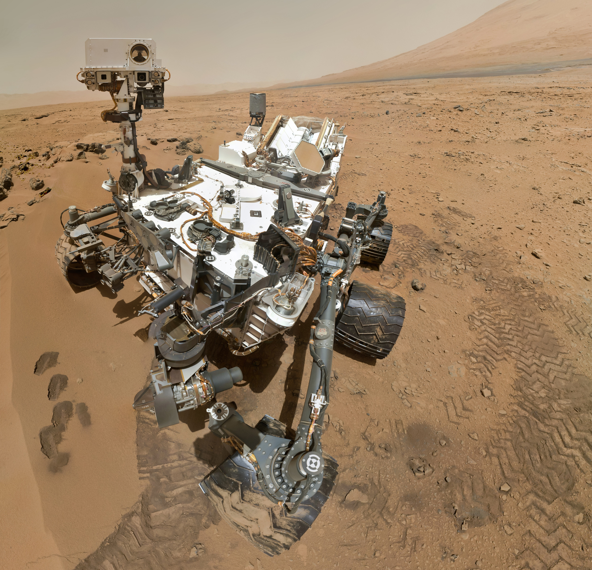 Pia16239_high-resolution_self-portrait_by_curiosity_rover_arm_camera