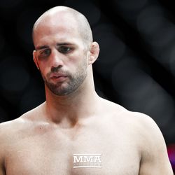 Volkan Oezdemir gets ready for his fight.