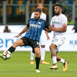 Antonio Candreva of FC Internazionale Milano (L) competes for the ball with Maximiliano Olivera of ACF Fiorentina during the Serie A match between FC Internazionale and ACF Fiorentina at Stadio Giuseppe Meazza on August 20, 2017 in Milan, Italy.
