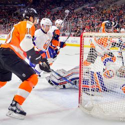Simmonds scoring the lone Flyers goal of the game