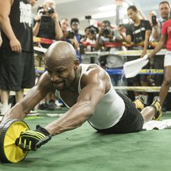 Floyd Mayweather works out his core in Las Vegas.