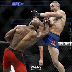 Robert Whittaker knees Yoel Romero at UFC 213.