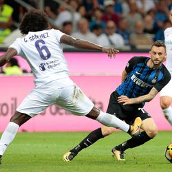 Marcelo Brozovic of FC Internazionale Milano competes for the ball with Carlos Sanchez of ACF Fiorentina (L) during the Serie A match between FC Internazionale and ACF Fiorentina at Stadio Giuseppe Meazza on August 20, 2017 in Milan, Italy.
