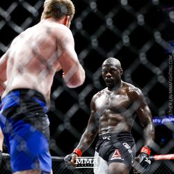 Jared Cannonier gets ready to fight at TUF 25 Finale.