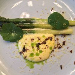 Quebec asparagus with lemon hollandaise