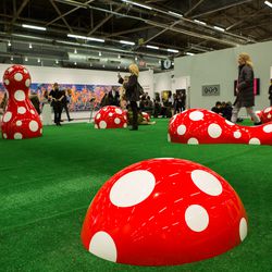 Yayoi Kusama’s <em>Guidepost to the New World </em> at the Armory Art Fair 2017.