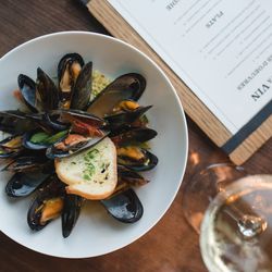 Steamed mussels with saffron-fennel broth and garlic bread