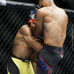 Rob Font knees Douglas Silva de Andrade at UFC 213.