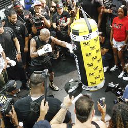 Floyd Mayweather works out in front tons of media in Las Vegas.