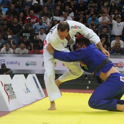 Roger Gracie successfully defends a takedown at Gracie Pro