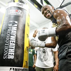 Floyd Mayweather flashes a smile at media workout.