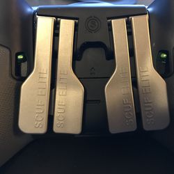 The add-on Scuf paddles installed on the Elite