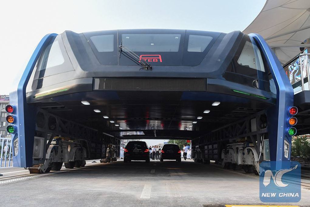 El nuevo autobús chino tiene espacio para dos carriles debajo de la cabina de pasajeros