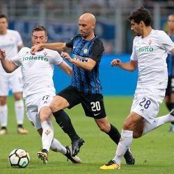 Iglesias Borja Valero of FC Internazionale Milano (C) competes for the ball with Jordan Veretout of ACF Fiorentina (L) during the Serie A match between FC Internazionale and ACF Fiorentina at Stadio Giuseppe Meazza on August 20, 2017 in Milan, Italy.