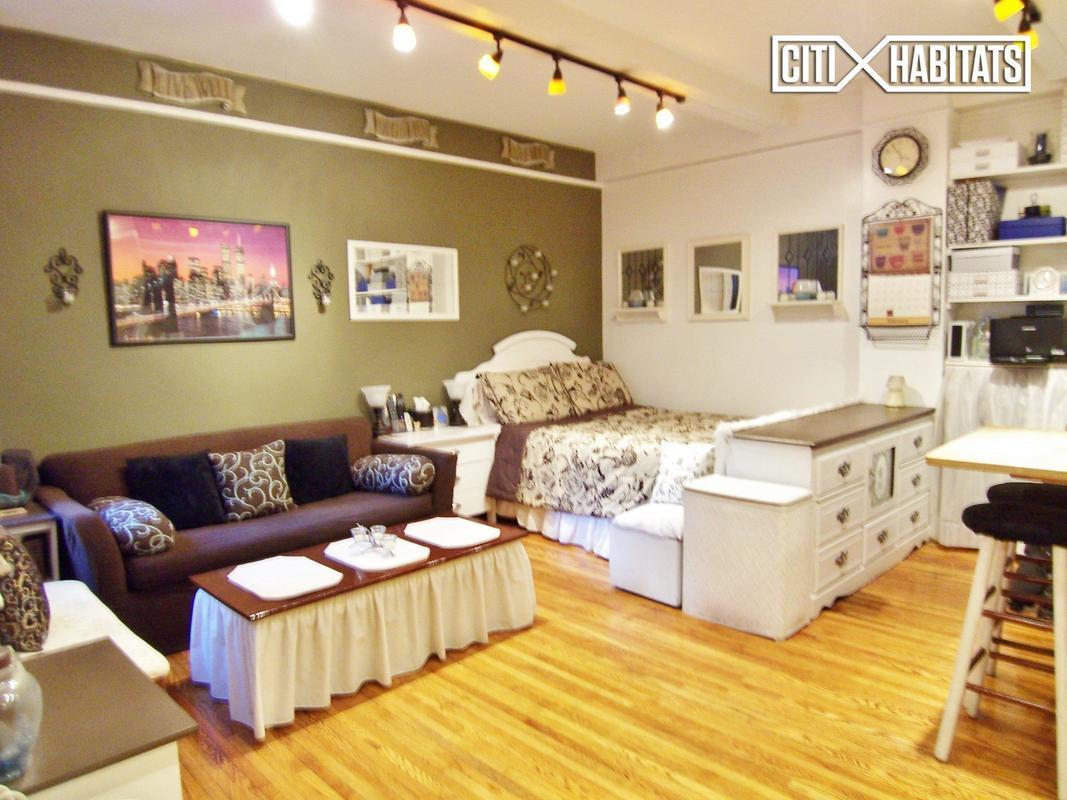 A cozy 300-square-foot Hell's Kitchen studio wants just $350,000 - Curbed NY